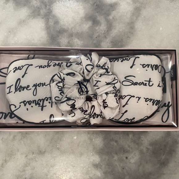 Victoria's Secret 3-Piece Satin Accessories Gift Set Pillowcase - Picture 2 of 3